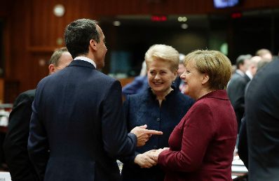 Am 15. Dezember 2016 fand in Brüssel der Europäische Rat der Staats- und Regierungschefs statt. Im Bild Bundeskanzler Christian Kern (l.) mit der deutschen Bundeskanzlerin Angela Merkel (r.) und der litauischen Präsidentin Dalia Grybauskaitė (m.).
