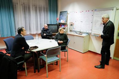 Am 22. Dezember 2016 besuchte Bundeskanzler Christian Kern (l.) die Polizeiwache in Favoriten.