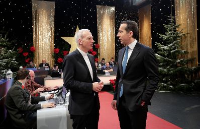 Am 24. Dezember 2016 nahm Bundeskanzler Christian Kern (r.) an der Licht ins Dunkel Spendenaktion im ORF Zentrum Wien teil.
