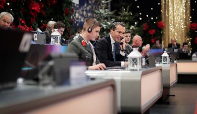 Am 24. Dezember 2016 nahm Bundeskanzler Christian Kern (m.) an der Licht ins Dunkel Spendenaktion im ORF Zentrum Wien teil.