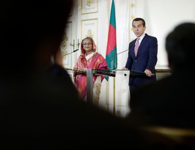 Am 30. Mai 2017 empfing Bundeskanzler Christian Kern (r.) die Ministerpräsidentin von Bangladesch Sheikh Hasina zu einem Arbeitsgespräch (l.). Im Anschluss fand eine Pressekonferenz statt.