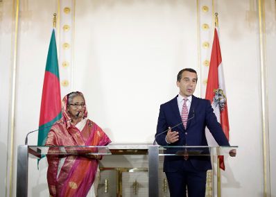 Am 30. Mai 2017 empfing Bundeskanzler Christian Kern (r.) die Ministerpräsidentin von Bangladesch Sheikh Hasina zu einem Arbeitsgespräch (l.). Im Anschluss fand eine Pressekonferenz statt.