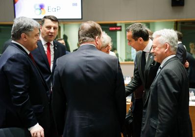 Am 24. November 2017 fand der 5. Ostpartnerschafts-Gipfel mit den Europäischen Staats- und Regierungschefs in Brüssel statt. Im Bild Bundeskanzler Christian Kern (2.v.r.) mit der britischen Premierministerin Theresa May (3.v.r.).