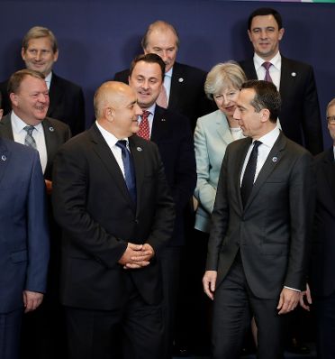 Am 24. November 2017 fand der 5. Ostpartnerschafts-Gipfel mit den Europäischen Staats- und Regierungschefs in Brüssel statt. Im Bild Bundeskanzler Christian Kern (r.) mit der britischen Premierministerin Theresa May (m.r.), dem bulgarischen Premierministers Boyko Borisov (l.) und dem luxemburgischen Premierminister Xavier Bettel (m.l.).