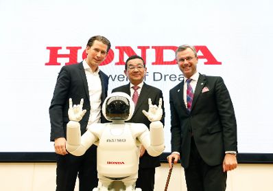 Am 15. Februar 2019 besuchte Bundeskanzler Sebastian Kurz (l.) im Rahmen seiner Japanreise gemeinsam mit Bundesminister Norbert Hofer (r.) den japanischen Motorenhersteller Honda. Im Bild mit dem Präsidenten von Honda Takahiro Hachigo (m.).