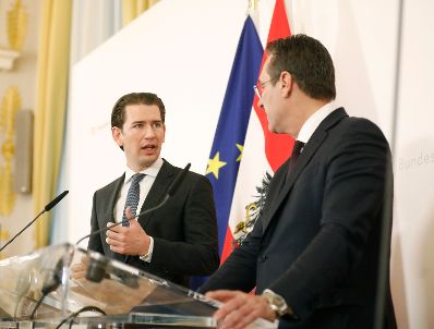 Bundeskanzler Sebastian Kurz (l.) und Vizekanzler Heinz-Christian Strache (r.) beim Pressefoyer nach dem Ministerrat am 27. Februar 2019.