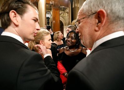 Am 28. Februar 2019 besuchte Bundeskanzler Sebastian Kurz (l.) den Wiener Opernball. Im Bild mit Bundespräsidenten Alexander Van der Bellen (r.), Auma Obama (m.r.) und Susanne Thier (m.l.).