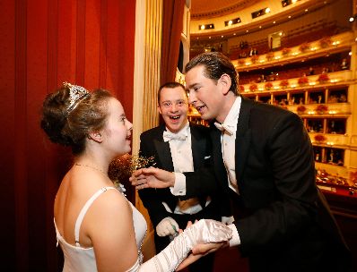 Am 28. Februar 2019 besuchte Bundeskanzler Sebastian Kurz (r.) den Wiener Opernball. Im Bild mit dem Debütantenpaar Simon Couvreur (m.) und Maria Naber (l.).