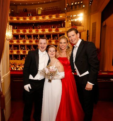 Am 28. Februar 2019 besuchte Bundeskanzler Sebastian Kurz (r.) den Wiener Opernball. Im Bild mit Susanne Thier (m.r.) und dem Debütantenpaar Simon Couvreur (l.) und Maria Naber (m.l.).