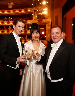 Am 28. Februar 2019 besuchte Bundeskanzler Sebastian Kurz (l.) den Wiener Opernball. Im Bild mit Gerhard Schröder (r.), ehemaliger Bundeskanzler Deutschlands und Soyeon Kim (m.).