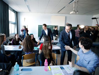 Am 5. März 2019 fand eine Pressekonferenz zum Thema Ethikunterricht in der BG/BRG Pichelmayergasse statt. Im Bild Bundeskanzler Sebastian Kurz (l.) mit Vizekanzler Heinz-Christian Strache (r.) in einer Schulklasse.