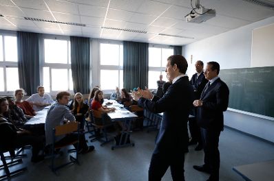 Am 5. März 2019 fand eine Pressekonferenz zum Thema Ethikunterricht in der BG/BRG Pichelmayergasse statt. Im Bild Bundeskanzler Sebastian Kurz (l.) mit Vizekanzler Heinz-Christian Strache (r.) und Bundesminister Heinz Faßmann (m.) in einer Schulklasse.