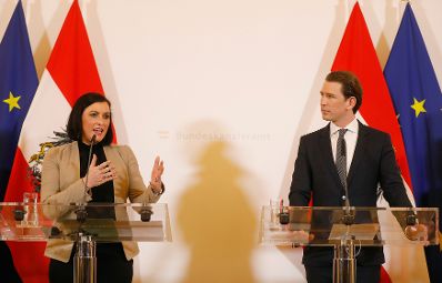 Am 11. März 2019 fand eine Pressekonferenz zum Thema "Zukunft der Almen" statt. Im Bild Bundeskanzler Sebastian Kurz (r.) mit Bundesministerin Elisabeth Köstinger (l.).