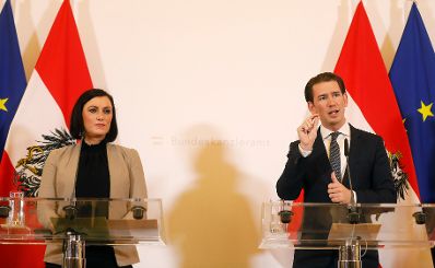 Am 11. März 2019 fand eine Pressekonferenz zum Thema "Zukunft der Almen" statt. Im Bild Bundeskanzler Sebastian Kurz (r.) mit Bundesministerin Elisabeth Köstinger (l.).