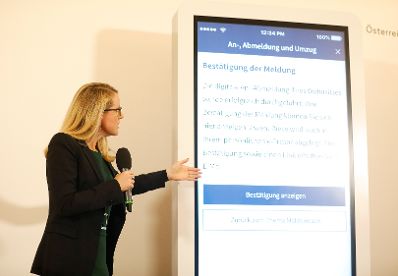Am 19. März 2019 fand eine Pressekonferenz zum Thema "Digitales Amt" im Bundeskanzleramt statt. Im Bild Bundesministerin Margarete Schramböck.