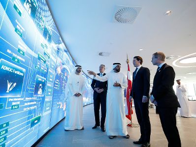 Am 23. März 2019 fand die Arbeitsreise von Bundeskanzler Sebastian Kurz (m.r.) in den Vereinigten Arabischen Emiraten statt. Im Bild mit Sultan al Jaber (m.), CEO ADNOC.