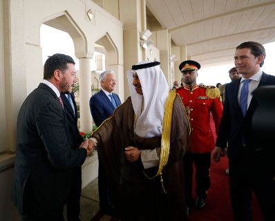 Am 24. März 2019 fand die Arbeitsreise von Bundeskanzler Sebastian Kurz (r.) in Kuwait statt. Im Bild beim Empfang durch Premierminister Scheich Dschabir al-Mubarak al-Hamad al-Sabah (m.).