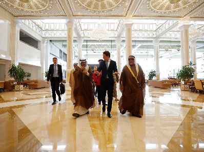 Am 24. März 2019 fand die Arbeitsreise von Bundeskanzler Sebastian Kurz (m.) in Kuwait statt. Im Bild mit Emir von Kuwait Scheich Sabah al-Ahmad al-Dschabir as-Sabah (l.).