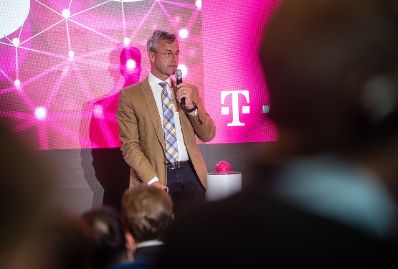 Am 26. März 2019 nahm Bundeskanzler Sebastian Kurz bei der Pressekonferenz zum Thema "5G-Pionier Österreich: T-Mobile startet 5G-Netz" im T-Center teil. Im Bild Bundesminister Norbert Hofer.
