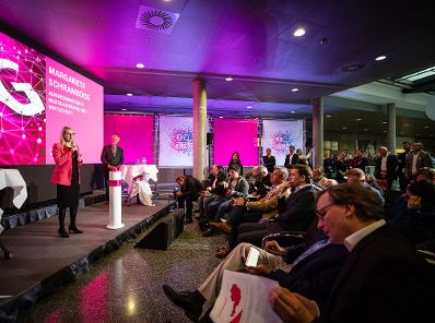 Am 26. März 2019 nahm Bundeskanzler Sebastian Kurz bei der Pressekonferenz zum Thema "5G-Pionier Österreich: T-Mobile startet 5G-Netz" im T-Center teil. Im Bild Bundesministerin Margarete Schramböck.