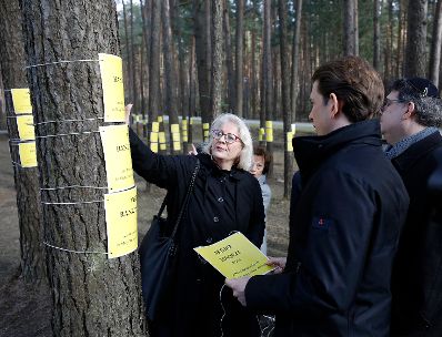 Am 28. März 2019 fand die Arbeitsreise von Bundeskanzler Sebastian Kurz (2.v.r.) in Minsk statt. Im Bild im Wald mit Namen der Ermordeten Österreicher.