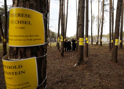 Am 28. März 2019 fand die Arbeitsreise von Bundeskanzler Sebastian Kurz in Minsk statt. Im Bild im Wald mit Namen der Ermordeten Österreicher.