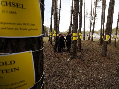 Am 28. März 2019 fand die Arbeitsreise von Bundeskanzler Sebastian Kurz in Minsk statt. Im Bild im Wald mit Namen der Ermordeten Österreicher.