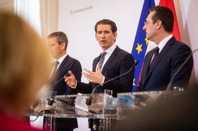 Bundeskanzler Sebastian Kurz (m.), Vizekanzler Heinz-Christian Strache (r.) und Bundesminister Hartwig Löger (l.) nach dem Ministerrat am 03. April 2019.
