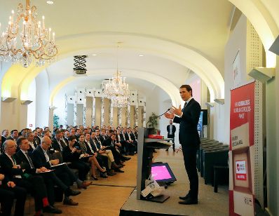 Am 09. April 2019 nahm Bundeskanzler Sebastian Kurz (r.) am Jahrestreffen des Handelsverbandes teil.