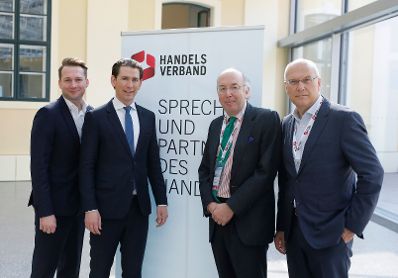 Am 09. April 2019 nahm Bundeskanzler Sebastian Kurz (2.v.l.) am Jahrestreffen des Handelsverbandes teil.