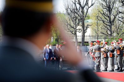 Am 09. April 2019 empfing Bundeskanzler Sebastian Kurz (r.) den Premierminister von Montenegro Duško Marković (l.) mit militärischen Ehren.