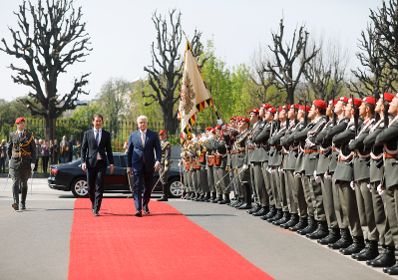 Am 09. April 2019 empfing Bundeskanzler Sebastian Kurz (l.) den Premierminister von Montenegro Duško Marković (r.) mit militärischen Ehren.