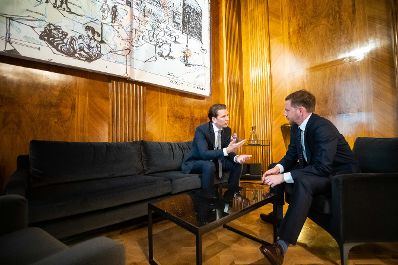 Am 23. April 2019 empfing Bundeskanzler Sebastian Kurz (l.) den Ministerpräsident von Sachsen, Michael Kretschmer (r.) zu einem Gespräch.