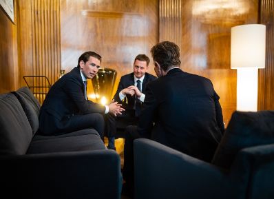 Am 23. April 2019 empfing Bundeskanzler Sebastian Kurz (l.) den Ministerpräsident von Sachsen, Michael Kretschmer (m.) zu einem Gespräch.