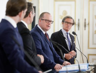 Bundeskanzler Sebastian Kurz (l.), Vizekanzler Heinz-Christian Strache (m.) und Staatssekretär Hubert Fuchs (r.) beim Pressefoyer nach dem Ministerrat am 24. April 2019.