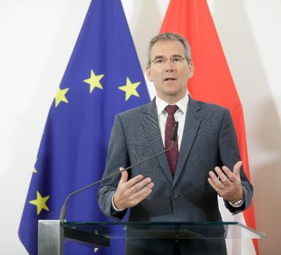 Bundesminister Hartwig Löger beim Pressefoyer nach dem Ministerrat am 24. April 2019.