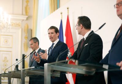 Bundeskanzler Sebastian Kurz (m.l.), Vizekanzler Heinz-Christian Strache (m.r.), Bundesminister Hartwig Löger (l.) und Staatssekretär Hubert Fuchs (r.) beim Pressefoyer nach dem Ministerrat am 24. April 2019.