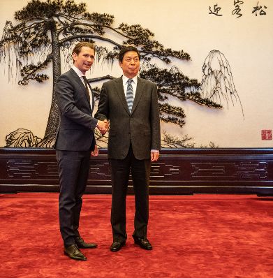 Am 26. April 2019 fand die Arbeitsreise von Bundeskanzler Sebastian Kurz (l.) in China statt. Im Bild zu Gast bei LI Zhanshu (r.), Präsident des Nationalen Volkskongresses