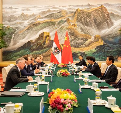 Am 26. April 2019 fand die Arbeitsreise von Bundeskanzler Sebastian Kurz (2.v.l.) in China statt. Im Bild zu Gast bei LI Zhanshu (r.), Präsident des Nationalen Volkskongresses