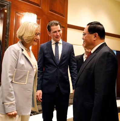 Am 25. April 2019 fand die Arbeitsreise von Bundeskanzler Sebastian Kurz (m.) in China statt. Im Bild bei dem Parteisekretär von Shanghai Li Qiang (r.) und Landeshauptfrau Johanna Mikl-Leitner (l.).