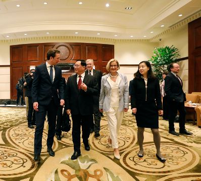 Am 25. April 2019 fand die Arbeitsreise von Bundeskanzler Sebastian Kurz (l.) in China statt. Im Bild bei dem Parteisekretär von Shanghai Li Qiang (2.v.l.) und Landeshauptfrau Johanna Mikl-Leitner (4.v.l.).