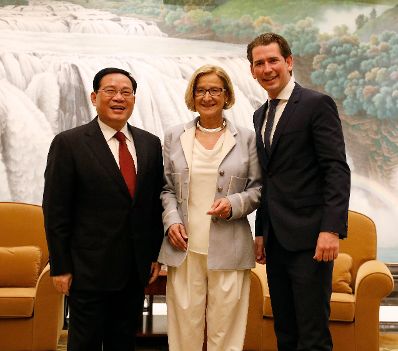 Am 25. April 2019 fand die Arbeitsreise von Bundeskanzler Sebastian Kurz (r.) in China statt. Im Bild bei dem Parteisekretär von Shanghai Li Qiang (l.) und Landeshauptfrau Johanna Mikl-Leitner (m.).