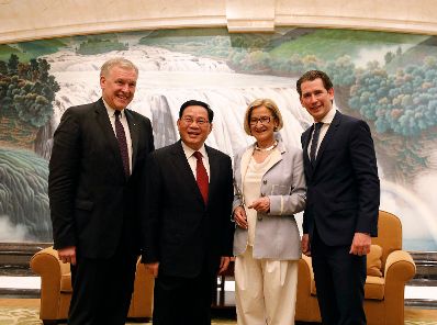 Am 25. April 2019 fand die Arbeitsreise von Bundeskanzler Sebastian Kurz (r.) in China statt. Im Bild bei dem Parteisekretär von Shanghai Li Qiang (m.l.) und Landeshauptfrau Johanna Mikl-Leitner (m.r.).