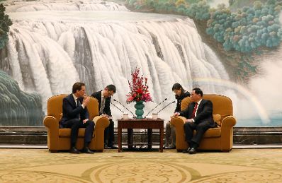 Am 25. April 2019 fand die Arbeitsreise von Bundeskanzler Sebastian Kurz (l.) in China statt. Im Bild bei dem Parteisekretär von Shanghai Li Qiang (r.).