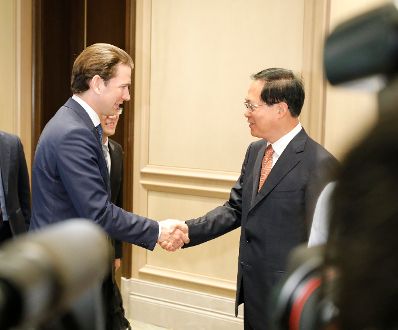 Am 25. April 2019 fand die Arbeitsreise von Bundeskanzler Sebastian Kurz (l.) in China statt. Im Bild bei dem Parteisekretär von Zhejiang Che Jun (r.).