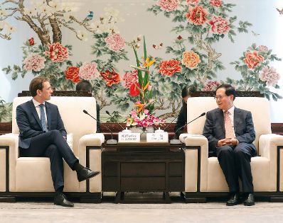 Am 25. April 2019 fand die Arbeitsreise von Bundeskanzler Sebastian Kurz (l.) in China statt. Im Bild bei dem Parteisekretär von Zhejiang Che Jun (r.).