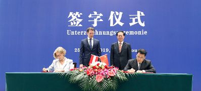 Am 25. April 2019 fand die Arbeitsreise von Bundeskanzler Sebastian Kurz (m.l.) in China statt. Im Bild bei der Unterzeichnung des Partnerschaftsabkommens zwischen Zhejiang und Niederösterreich mit Parteisekretär Che Jun (m.r.), Gouverneur Yuan Jiajun (r.) und Landeshauptfrau Johanna Mikl-Leitner (l.).