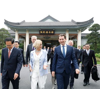 Am 25. April 2019 fand die Arbeitsreise von Bundeskanzler Sebastian Kurz (m.r.) in China statt. Im Bild mit Parteisekretär Che Jun (l.), Gouverneur Yuan Jiajun (2.v.r.) und Landeshauptfrau Johanna Mikl-Leitner (4.v.r.).