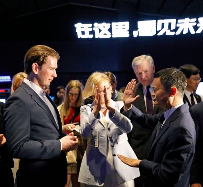 Am 25. April 2019 fand die Arbeitsreise von Bundeskanzler Sebastian Kurz (l.) in China statt. Im Bild mit dem Gründer und Executive Chairman der Alibaba Group Jack Ma (r.) und Landeshauptfrau Johanna Mikl-Leitner (m.).