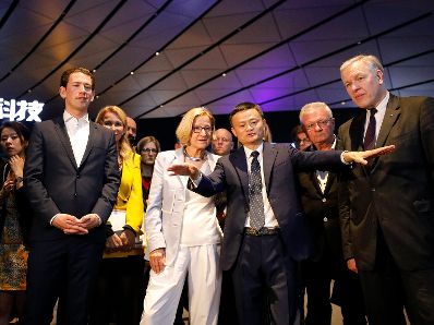 Am 25. April 2019 fand die Arbeitsreise von Bundeskanzler Sebastian Kurz (2.v.l.) in China statt. Im Bild mit dem Gründer und Executive Chairman der Alibaba Group Jack Ma (3.v.r.) und Landeshauptfrau Johanna Mikl-Leitner (5.v.r.).